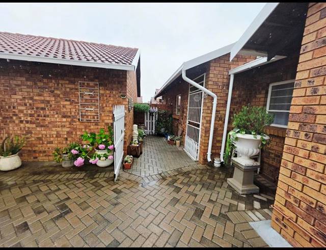 3 BEDROOM TOWNHOUSE FOR SALE IN WITFIELD